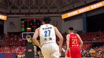奥莫特吊给篮下周琦 后者轻松暴扣