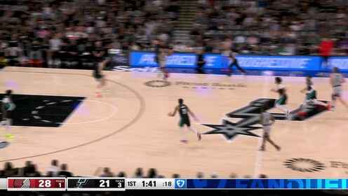 哈珀突入籃下強(qiáng)起 被楊瀚森直接帽下