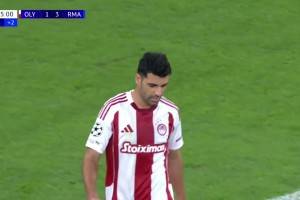  卡埃比头球攻门势大力沉！卢宁飞身神勇将球扑出！