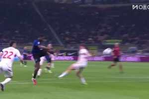  姆希塔良斷球送直塞，博尼左腳抽射被神勇撲出！