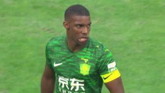 国安前场恣意球混战 法比奥破门后VAR介入进球无效！