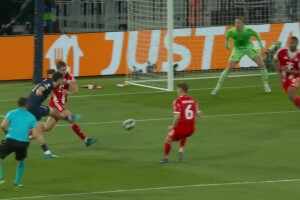 [进球视频]不讲道理！K77晃开斯坦尼西奇兜射破门，巴黎扳平比分！