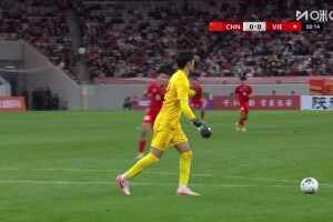 我的天啊！杜月徵不停球凌空抽出精彩落葉球，對方門將直接看傻了