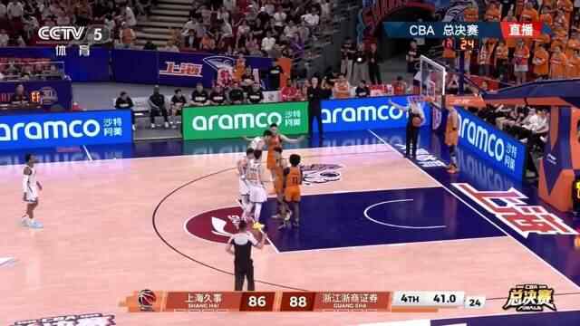 张镇麟篮下点飞防守 稳稳两分打进扳平