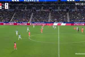 巴薩多打一人！索萊爾鏟倒佩德里，主裁判觀看VAR后將其直紅罰下