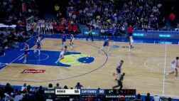 楊瀚森籃下強勢要位，接隊友傳球轉身輕松上籃打進2分