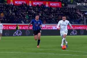  沒有踢上力量！勞塔羅轉(zhuǎn)身過人殺到弧頂處打門被撲出！