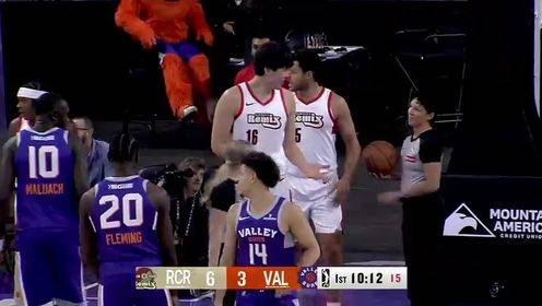 楊瀚森蓋帽被吹犯規 隊友送上鼓勵