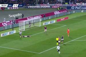  进球取消！麦肯尼抢断助攻戴维破门，主裁判罚麦肯尼越位在先！