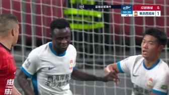 阿齊茲門前倒地掃射扳回一球！青島西海岸1-4成都蓉城