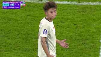 久攻不進(jìn)！王霜頭球破門被吹越位，但VAR介入長(zhǎng)達(dá)4分鐘！