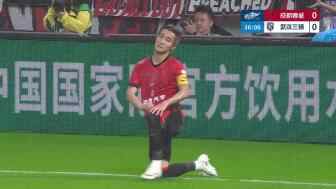  心态平和！韦世豪禁区内突破摔倒 科瓦奇示意其假摔出示黄牌