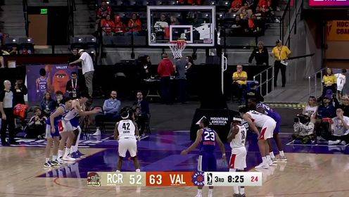 楊瀚森摘下前場籃板 助攻狄龍·瓊斯三分命中