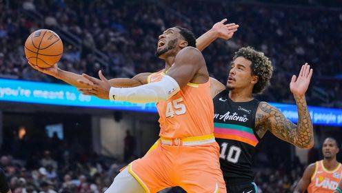 🏀骑士第三节净胜25分逆转马刺！米切尔28+8 福克斯25+5+9