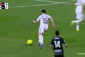 預定普斯卡什?居萊爾超遠距離吊射神仙球，這球直接封神！