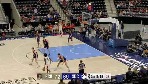 隊(duì)友投籃不中 楊瀚森沖搶前場(chǎng)籃板補(bǔ)籃命中