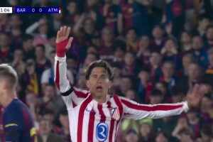 [直红离场] 巴萨少打一人！库巴西最后一人放倒小西蒙尼 主裁查看VAR出示直红