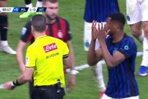  球員推搡亂做一團！國米補時角球進球！主裁響哨在先進球無效！