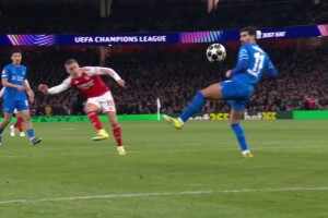  薩卡禁區內分球，特羅薩德勁射被門將撲出！