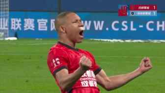 費利佩禁區得球一做，韋林頓&middot;席爾瓦跟進左腳打門得分