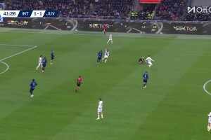 風云突變！卡盧盧拉倒巴斯托尼，兩黃變一紅被罰下！