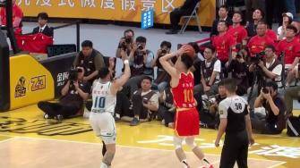 不難不進(jìn)！朱俊龍高難度漂移三分球進(jìn)燈亮