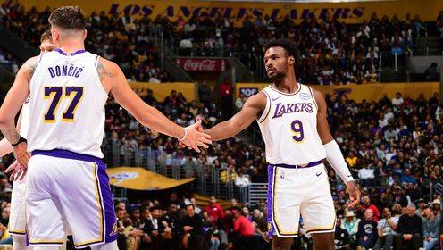 老父親激動起身！布朗尼上演空接炸扣 詹姆斯揮拳鼓掌慶祝