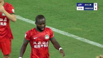  河南4-0領(lǐng)先武漢三鎮(zhèn) 阿奇姆彭單刀趟過門將破門