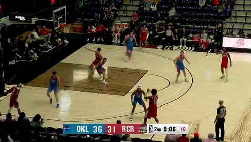 楊瀚森憑借臂展優勢接到球 隨后籃下輕松反扣