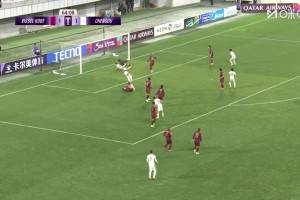 運氣欠佳??！韋世豪傳中無人頂上 皮球再次中柱