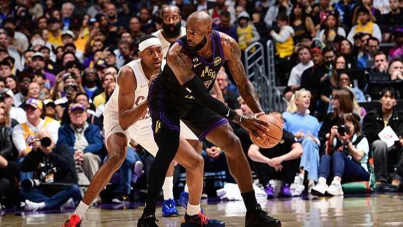 ??東詹雙里程碑！湖人輕取騎士三連勝 東契奇42+12 米切爾低迷