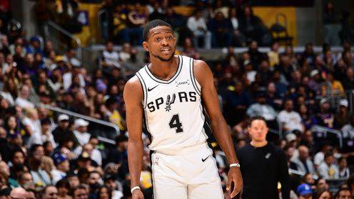 核心控卫！福克斯17中8得20分4板3助2断 正负值+21全队最高