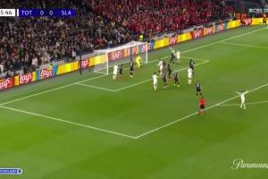 逆天乌龙?斯拉维亚后卫头球轰向自家球门，热刺1-0领先！