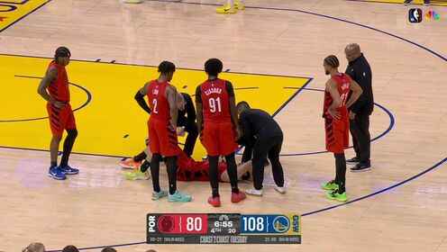  楊瀚森倒地拼搶頭部撞到理查德膝蓋 ！倒地久久無法起身！