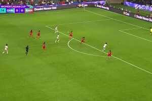 久攻不進！王霜頭球破門被吹越位 但VAR介入長達4分鐘