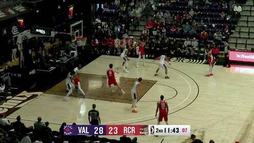 對手內(nèi)線防守空虛！楊瀚森空切籃下接球輕松單臂暴扣