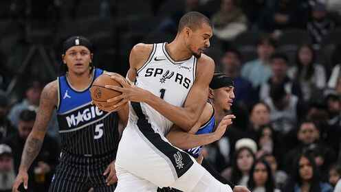 ??馬刺6人上雙擊敗魔術 文班亞馬25分8板4斷5帽 班凱羅19+10