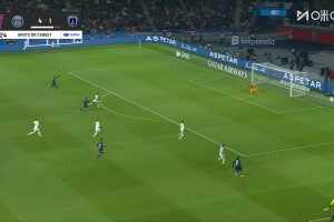 火速回?fù)簦〉秦惾R打門經(jīng)折射后入網(wǎng)，大巴黎再度領(lǐng)先！