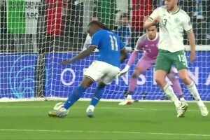  意大利再下一城！基恩禁區內停球晃開防守推射破門！