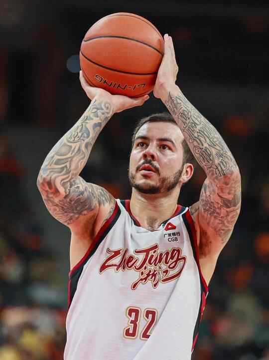 炸裂！?浙江落后廣東2分，外援約克頂著防守超遠(yuǎn)3分壓哨絕殺！