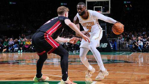 🏀绿军末节10记三分扑灭热火 怀特33+5+6 布朗30+9+7 韦尔24+14