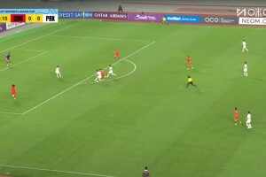 中国女足U17后场出球失误，朝鲜球员抢断后兜射破门
