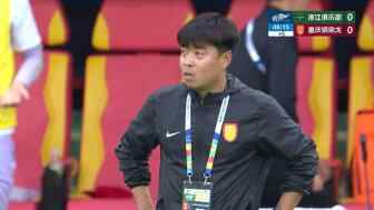 阮奇龍被米特里策踢倒 重慶助教抗議被紅牌罰下