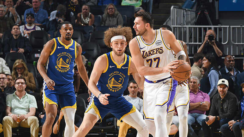 🏀湖人28分大胜勇士结束3连败！詹姆斯22+7+9 东契奇生日夜26分