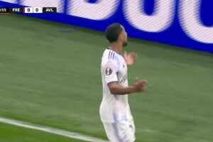 [进球视频] 一剑封喉！蒂莱曼斯不停球凌空斩破门！维拉1-0领先弗赖堡！