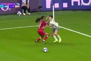 中國(guó)女足2-0領(lǐng)先！禁區(qū)混戰(zhàn)連射不進(jìn) 張睿中路一腳遠(yuǎn)射破門