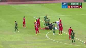 太痛了！米特里策任意球爆射擊中阮奇龍頭部