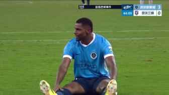 自己都笑了！南松右路傳中，韋斯利搶點倒地用背把球打進