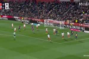 可惜啊！奧爾莫禁區內造點，亞馬爾主罰點球打在立柱上