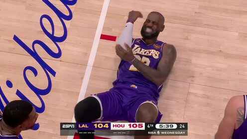 詹姆斯反擊上籃遭背后兇狠犯規(guī) 右臂重摔痛苦！